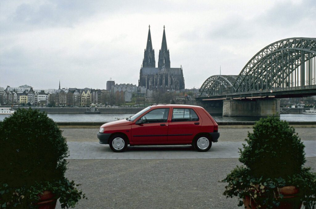 Renault Clio : Trentenaire active (1990-1998)