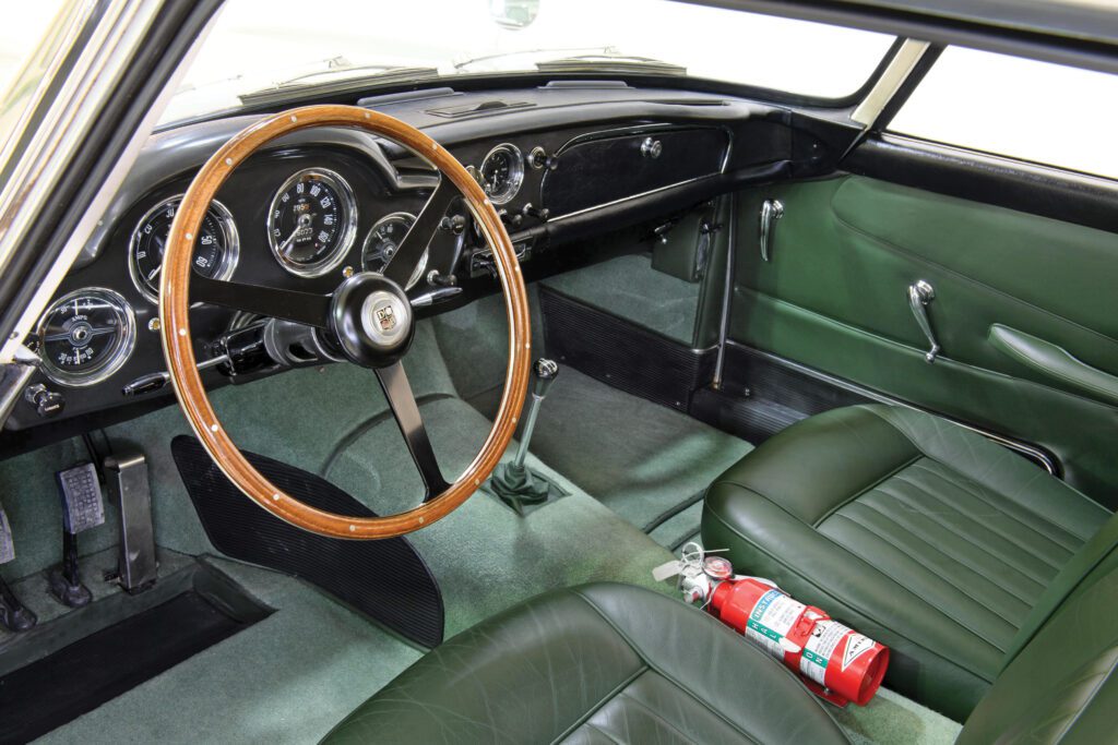 Aston Martin DB4, intérieur